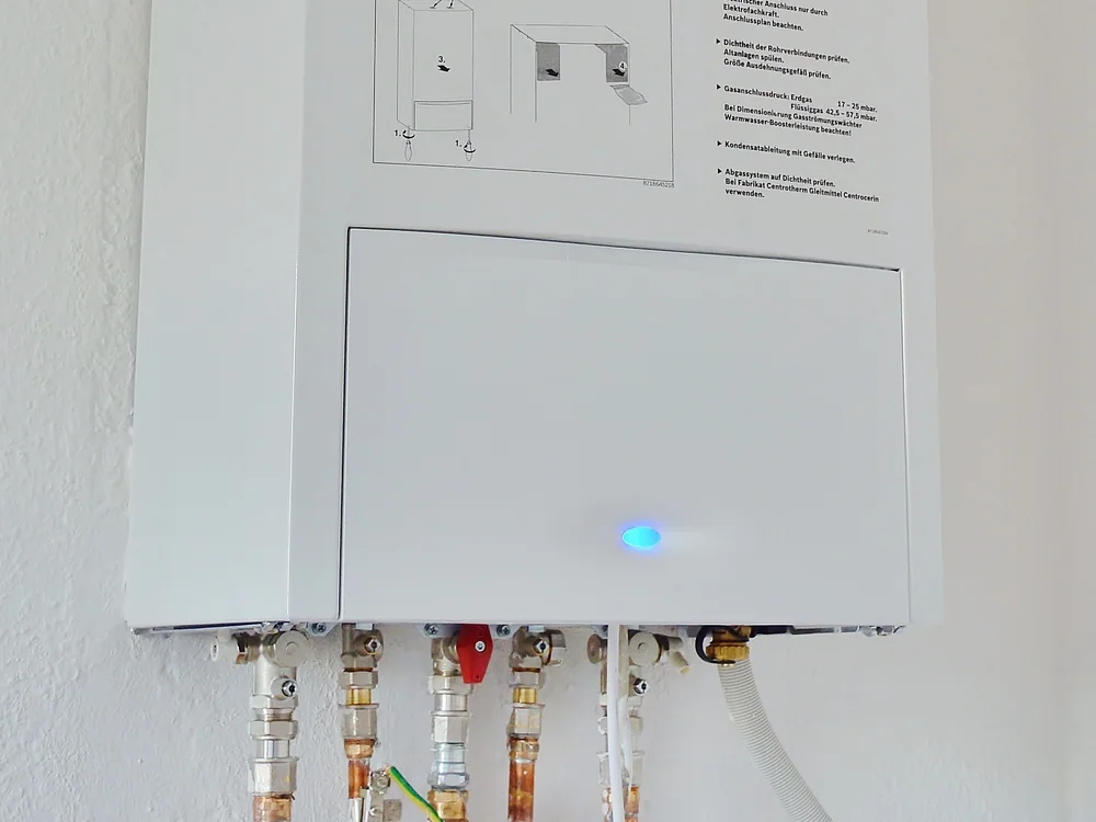 Wall-mounted tankless water heater with its valve manifold below